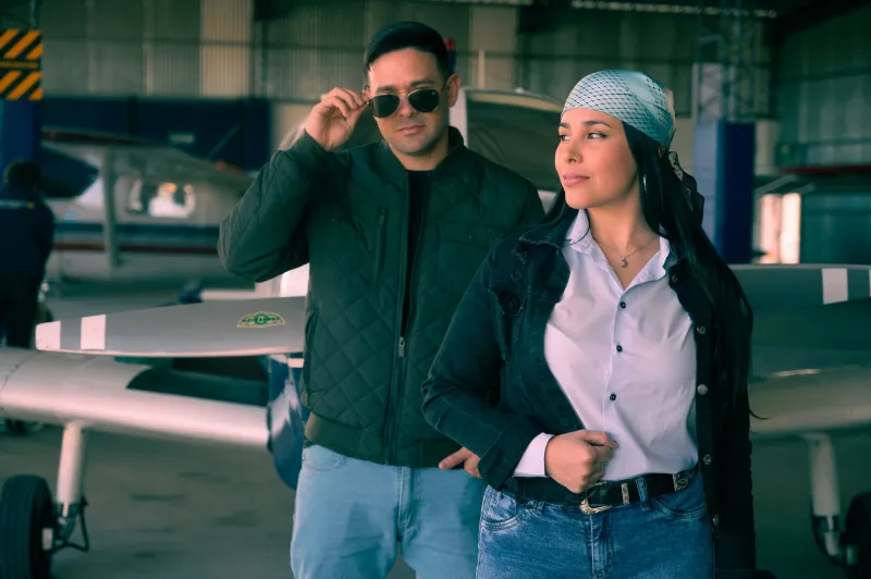 One Frame, Two Worlds: How Men and Women Wear Aviators Differently — and What It Reveals About American Fashion